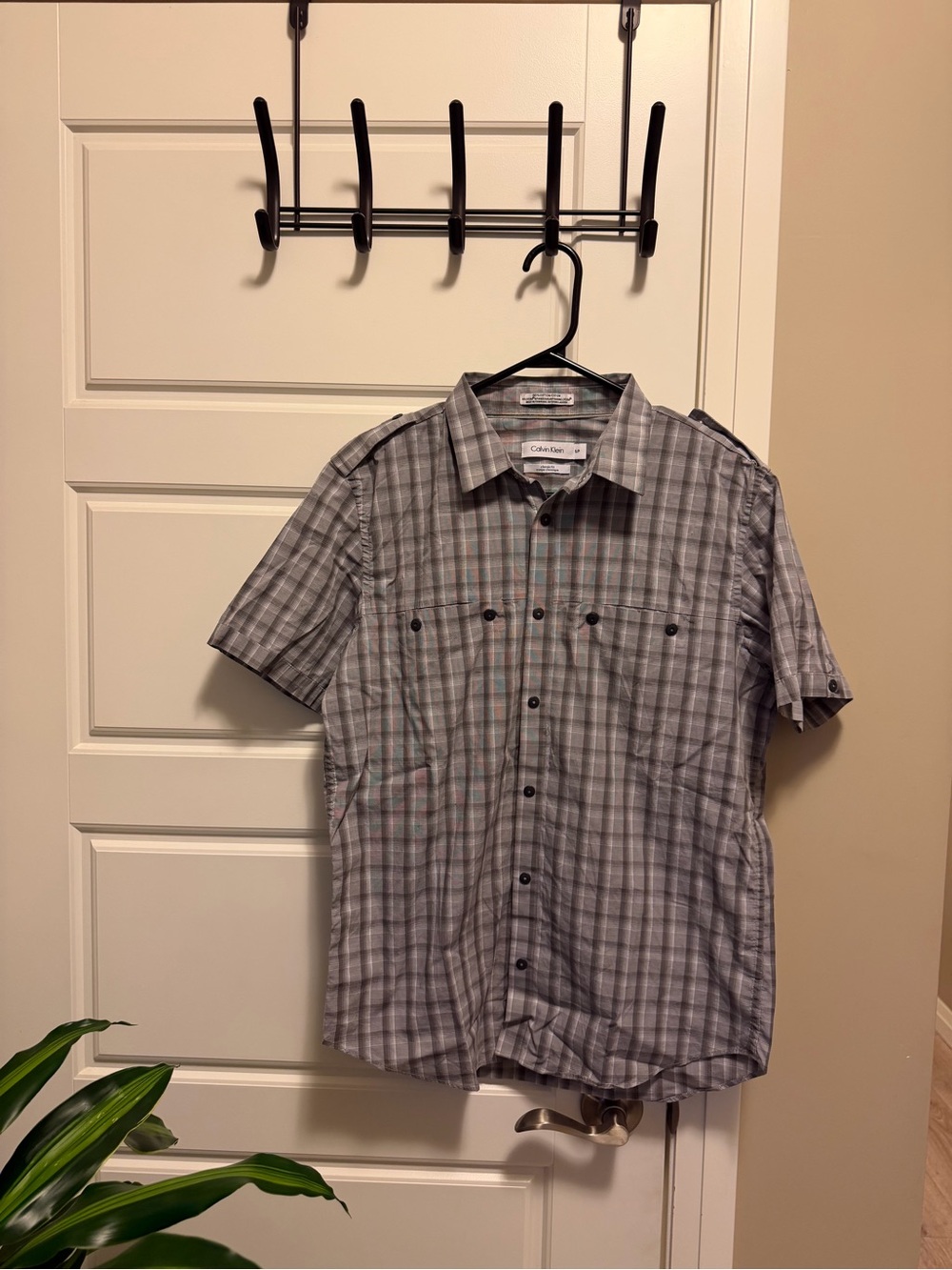 Calvin Klein Men's Gray Plaid Short-Sleeve Button-Down Shirt